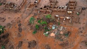 Vista aérea de los daños tras la rotura de una presa en el pueblo de Bento Rodrigues, en Mariana, estado de Minas Gerais - AFP