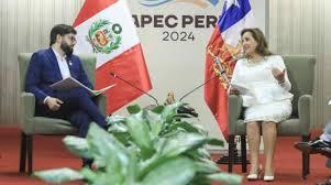 La mandataria peruana, Dina Boluarte, durante una reunión con el mandatario chileno, Gabriel Boric - EFE