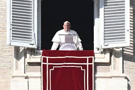 Francisco habla desde el balcón del palacio apostólico durante el ángelus dominical - AFP