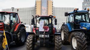 Unos tractores, aparcados delante de la Comisión Europea, en Bruselas - © Simon Wohlfahrt / AFP