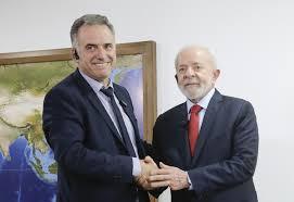 Lula  estrecha la mano de Yamandú Orsi, presidente electo de Uruguay, al recibirlo para una reunión en Brasilia - AFP