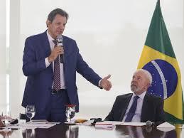 Fernando Haddad, habla ante el presidente Luiz Inacio Lula da Silva durante una reunión en el palacio de Planalto - AFP