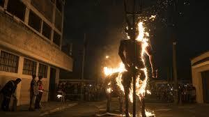 La figura de un diablo se prende fuego durante las celebraciones en honor a la Virgen de la Inmaculada Concepción-Edwin BERC-AFP