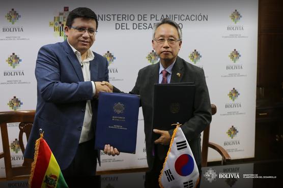 El ministro de Planificación del Desarrollo, Sergio Cusicanqui, y el embajador de la República de Corea, Lee Jang,